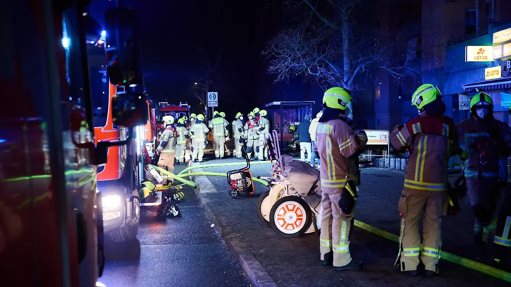 Feuerwehrleute-im-Einsatz-im-Stadtteil-Staaken