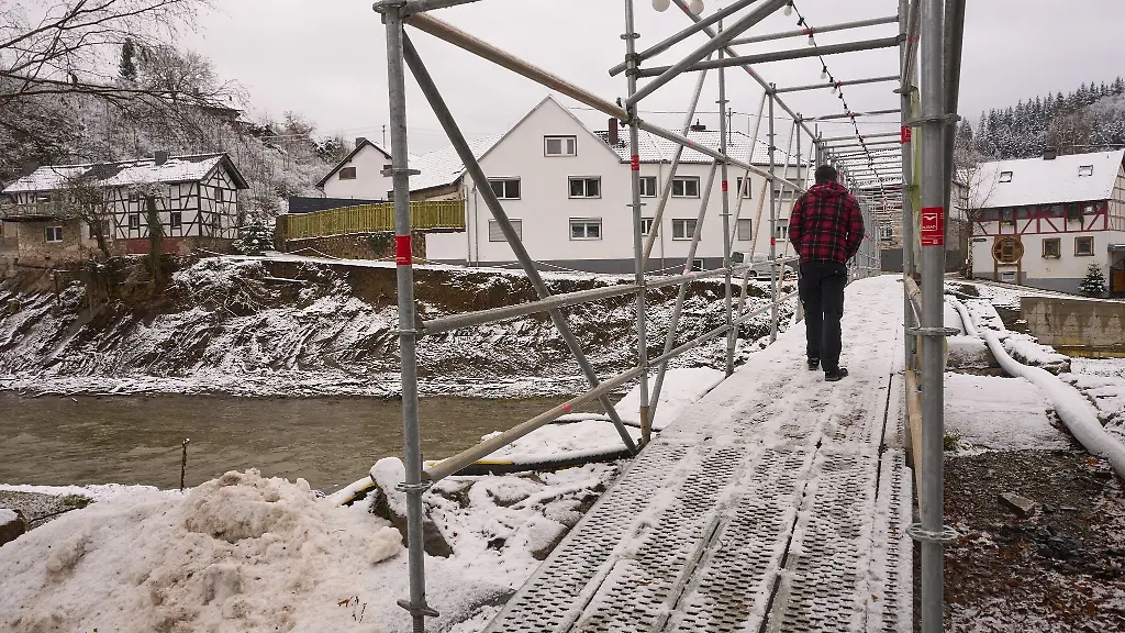 Die-stark-von-der-Flut-betroffene-Gemeinde-Schuld-ist-vom-Schnee-bedeckt
