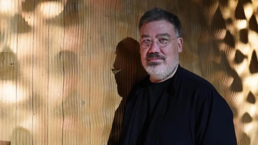 Chefdirigent-Alan-Gilbert-steht-nach-einer-Pressekonferenz-zum-Jahrestag-im-Kleinen-Saal