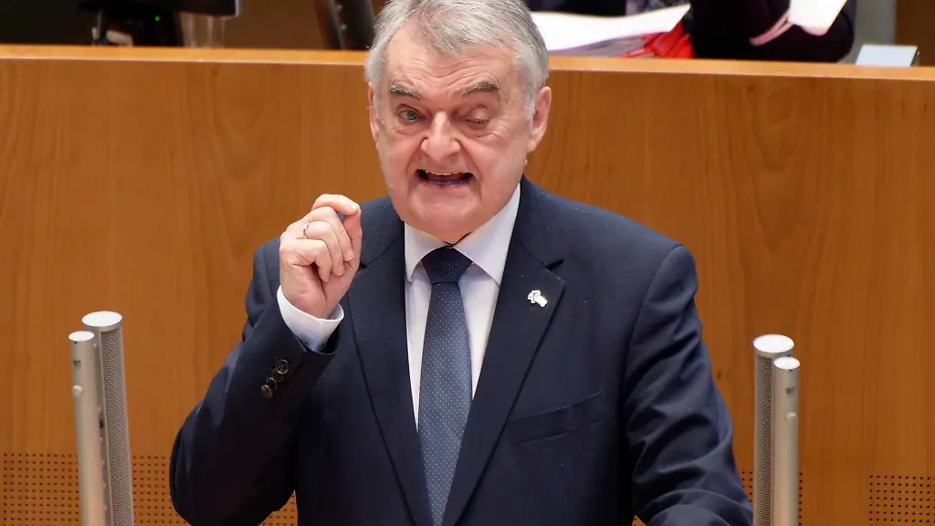 Herbert-Reul-CDU-Innenminister-des-Landes-Nordrhein-Westfalen-spricht-bei-einer-Sitzung-des-Landtags-von-Nordrhein-Westfalen