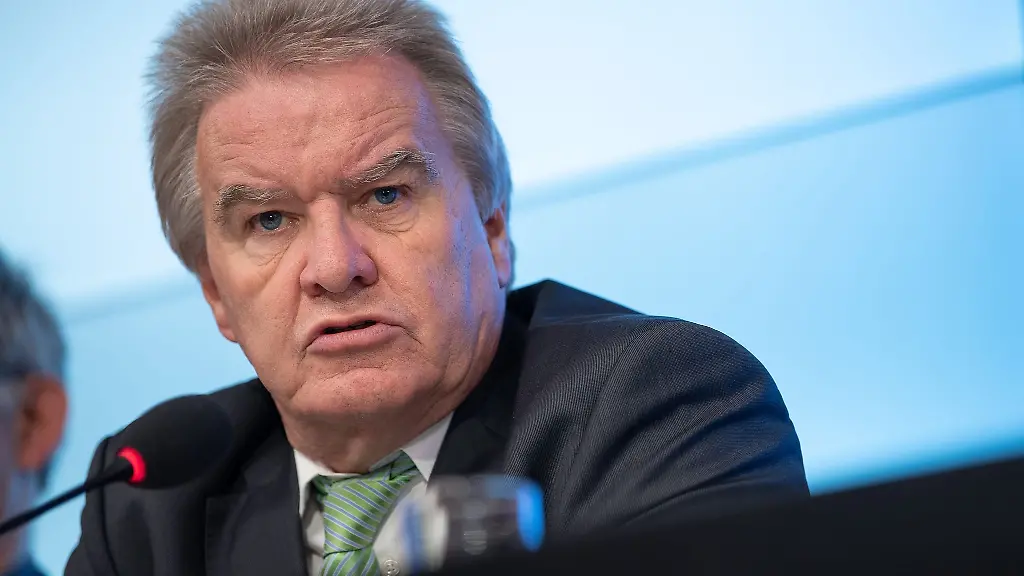 Franz-Untersteller-damaliger-Umweltminister-spricht-waehrend-einer-Regierungspressekonferenz