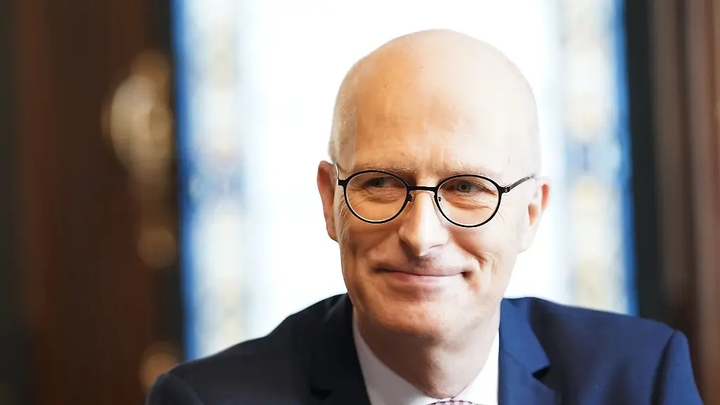 Peter-Tschentscher-waehrend-eines-Interviews-im-Buergermeisteramtszimmer-im-Rathaus