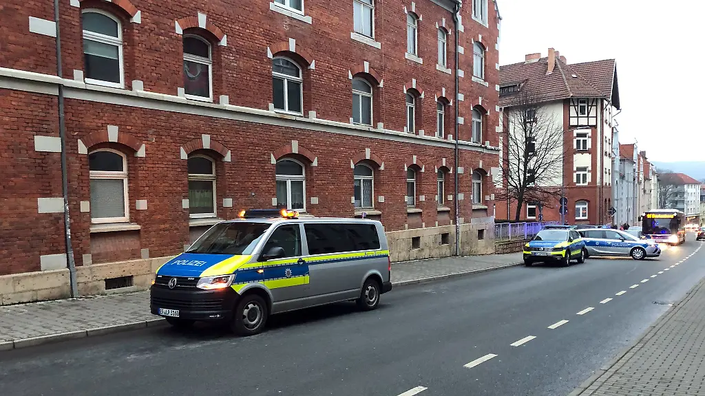 Nach-vermeintlichen-Schuessen-aus-einem-Luftgewehr-auf-Passanten-ist-die-Polizei-im-Einsatz