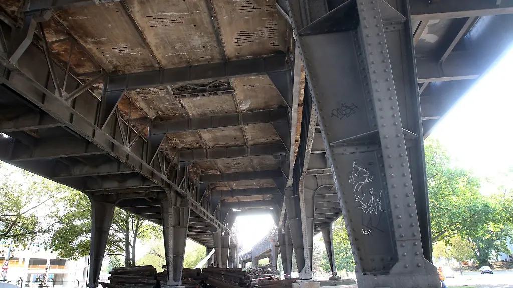 Der-800-Meter-lange-Stahl-Viadukt-der-Siemensbahn-die-wieder-eingefuehrt-werden-soll