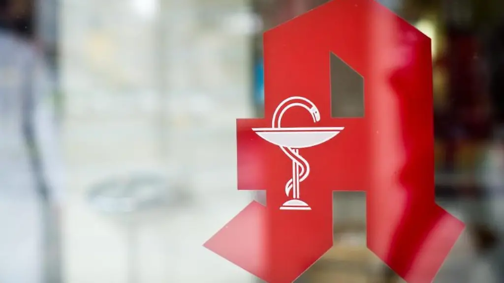 Blick-auf-das-Apothekenzeichen-an-einer-Apotheke