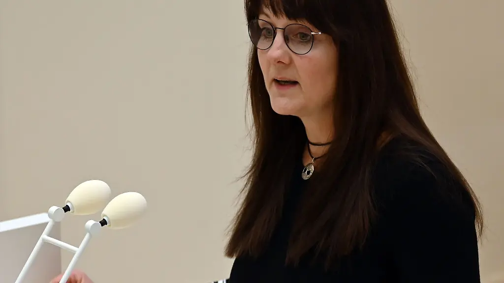 Finanzministerin-Katrin-Lange-SPD-spricht-im-Brandenburger-Landtag