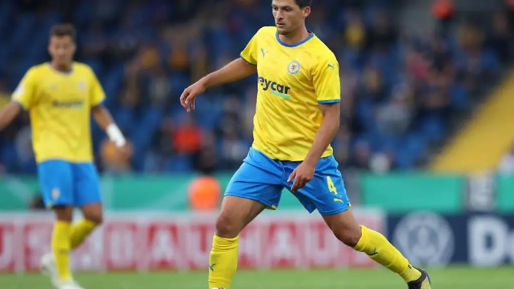 Jannis-Nikolaou-laeuft-mit-dem-Ball