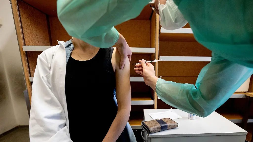 Waehrend-ueber-die-allgemeine-Impfpflicht-noch-diskutiert-wird-ist-sie-fuer-bestimmte-Einrichtungen-im-Gesundheitswesen-bereits-beschlossen