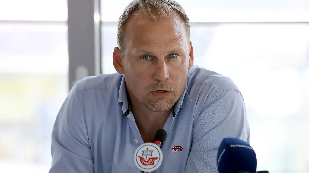 Martin-Pieckenhagen-Vorstand-Sport-vor-der-Presse