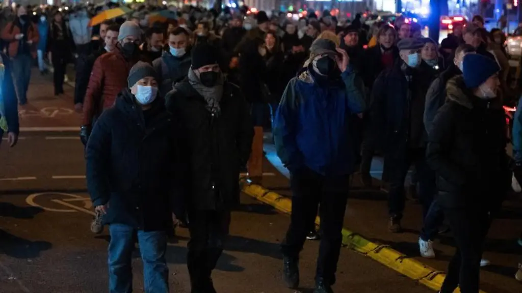 Demonstranten-ziehen-durch-die-Koelner-Innenstadt