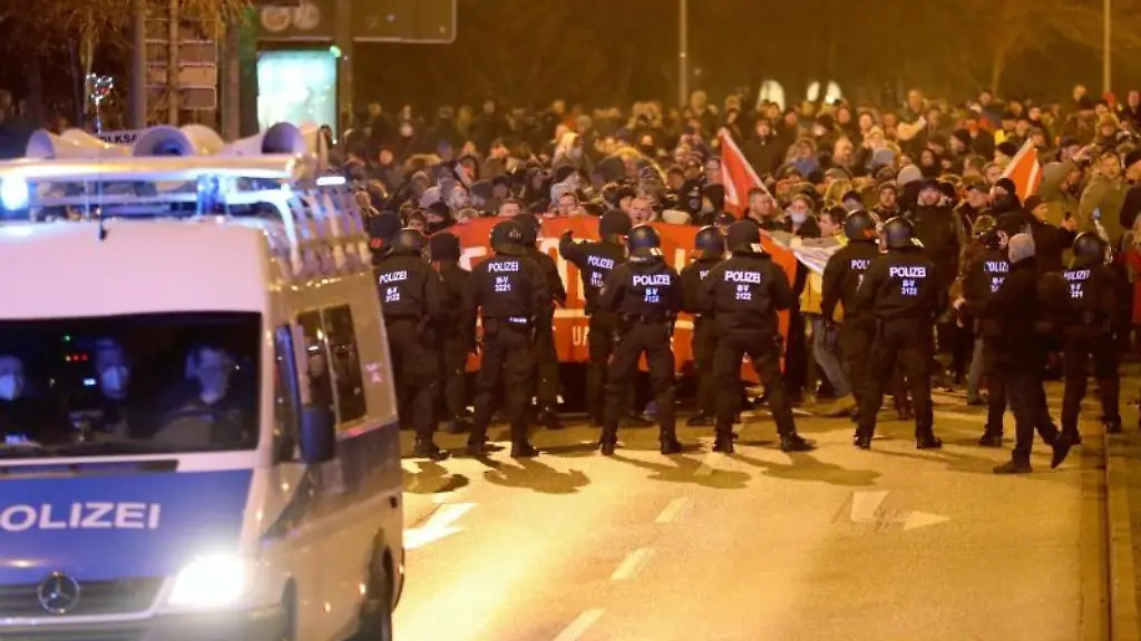 Polizisten-stoppen-eine-Demonstration-gegen-Corona-Massnahmen-in-Rostock-bei-der-die-Maskenpflicht-nicht-eingehalten-wurde