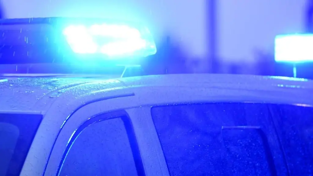 Blaulichter-leuchten-auf-dem-Dach-eines-Polizeifahrzeugs