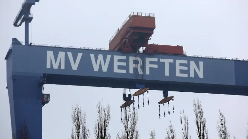 Blick-auf-den-Bockkran-der-Werft-in-Warnemuende-mit-der-Aufschrift-MV-Werften
