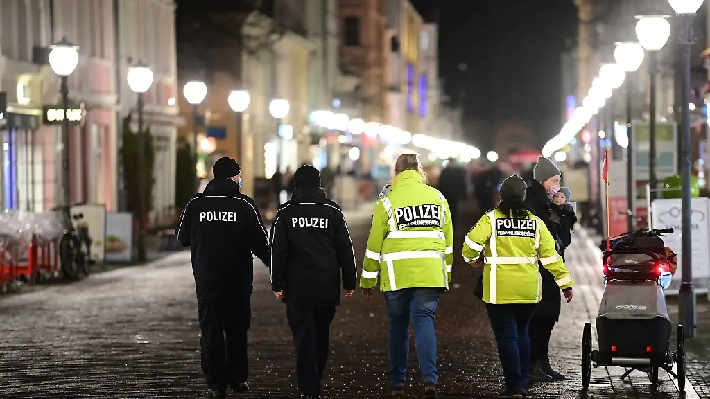 Polizeibeamte-gehen-auf-der-Brandenburger-Strasse