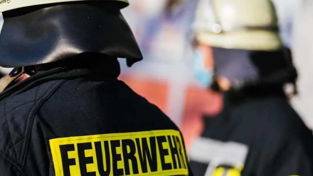 Einsatzkraefte-der-Feuerwehr-in-Schutzkleidung