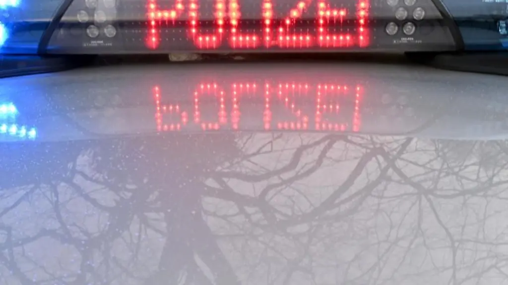 Die-Schriftzug-Polizei-leuchtet-auf-dem-Dach-eines-Streifenwagens-der-Polizei