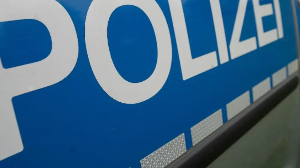 Das-Wort-Polizei-steht-auf-einem-Einsatzwagen