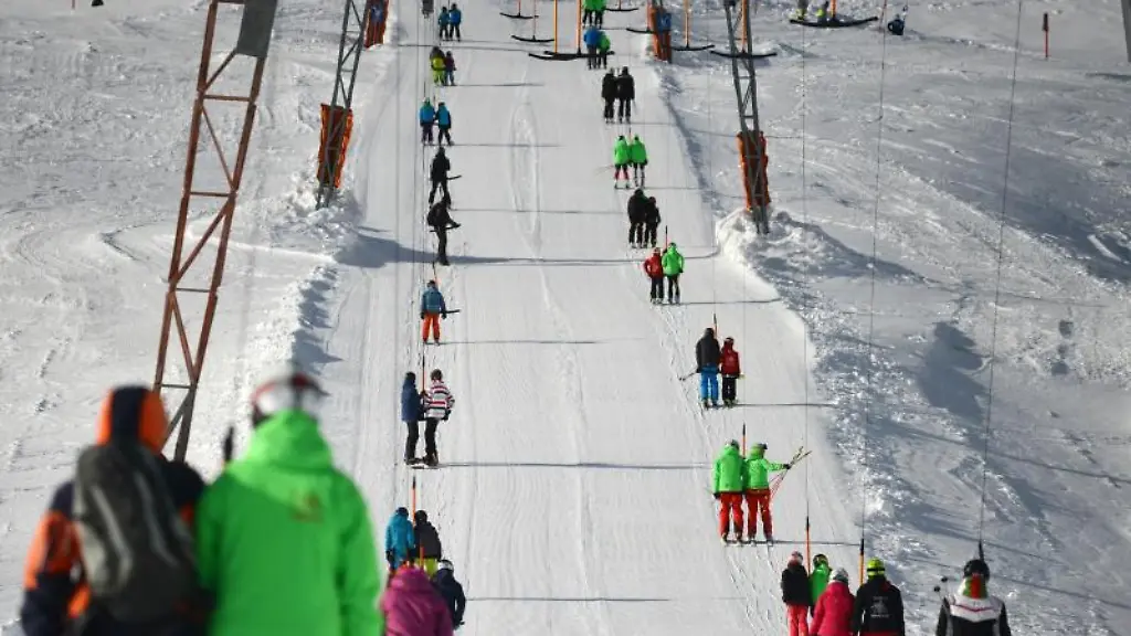 Skifahrer-fahren-im-Skigebiet-auf-der-Zugspitze-in-einem-Lift