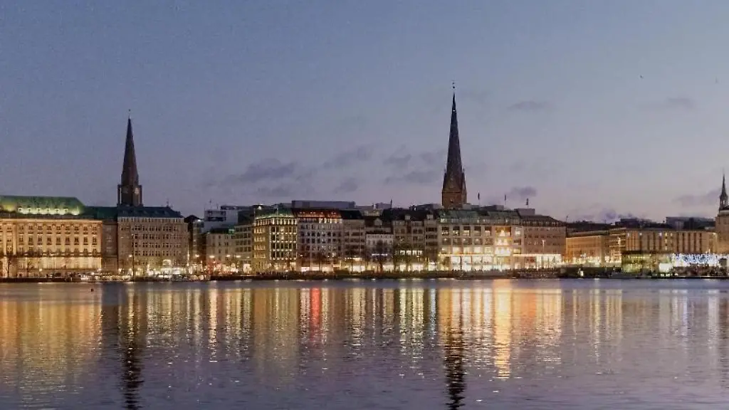 Die-Adventsbeleuchtung-von-Ballindamm-und-Jungfernstieg-spiegelt-sich-zur-Blauen-Stunde-in-der-Binnenalster