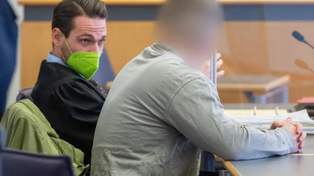 Der-Angeklagte-r-sitzt-neben-seinem-Verteidiger-Tim-Fischer-im-Verhandlungssaal