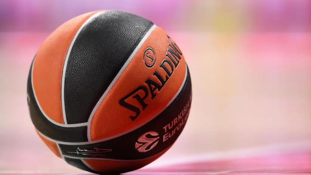 Ein-Spielball-liegt-auf-einem-Platz