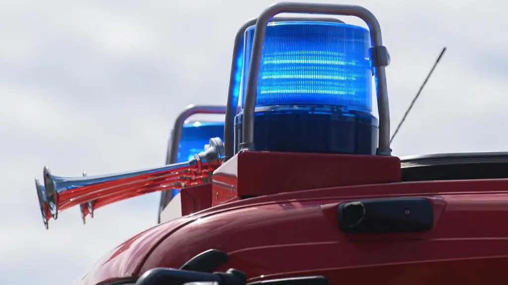 Blaulichter-leuchten-auf-dem-Dach-eines-Einsatzfahrzeugs-der-Feuerwehr
