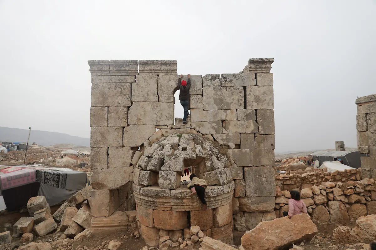 Kinder-spielen-in-Ruinen-von-Babisqa