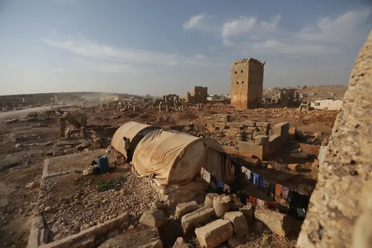 Mohamad-Othman-bei-seinem-Zelt-in-Sarjableh
