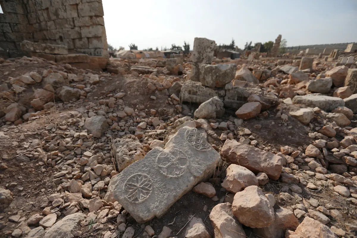 Antike-Steine-mit-einem-Kreuz-in-Sarjableh