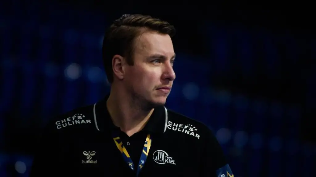 Viktor-Szilagyi-steht-am-Spielfeldrand