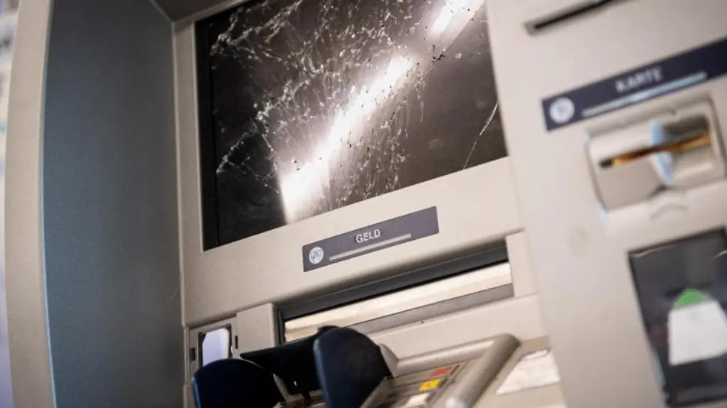 Ein-gesprengter-Geldautomat