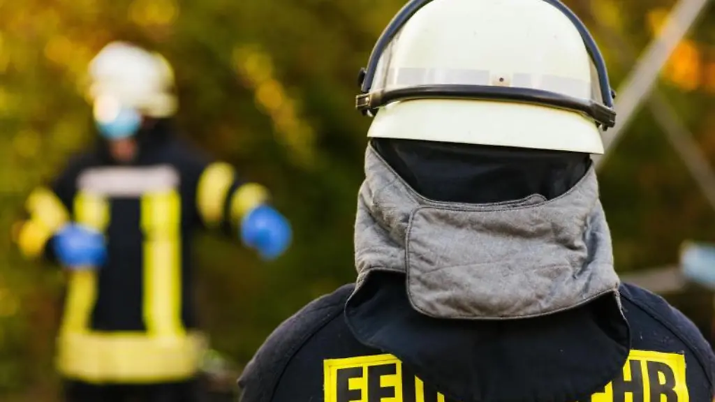 Einsatzkraefte-der-Feuerwehr-in-Schutzkleidung