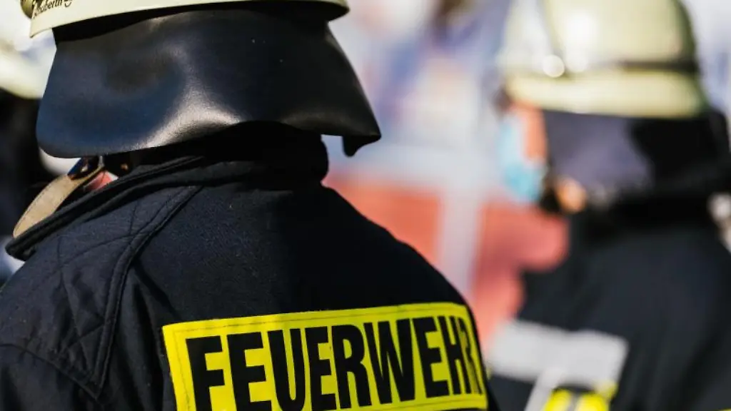 Einsatzkraefte-der-Feuerwehr-in-Schutzkleidung