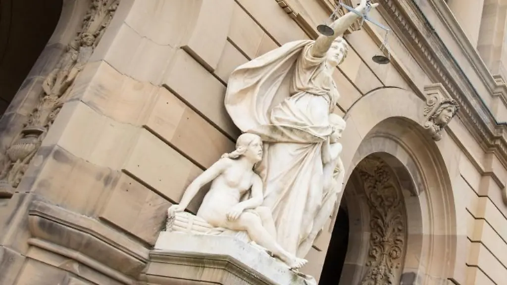 Eine-Statue-der-Justitia-haelt-eine-Waagschale