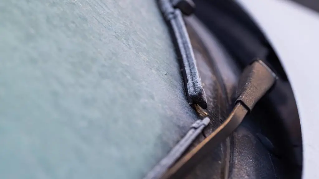 Eine-Eisschicht-liegt-auf-der-Windschutzscheibe-von-einem-Auto