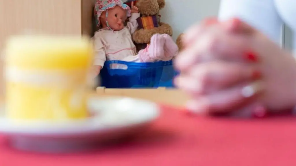 Eine-Frau-holt-sich-bei-einer-Schwangerschaftsberatung-Rat