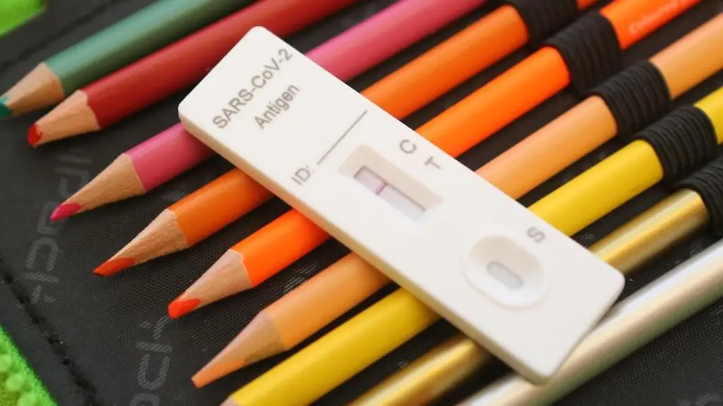 Ein-Kit-fuer-einen-Corona-Schnelltest-liegt-auf-dem-Federmaeppchen-eines-Schuelers