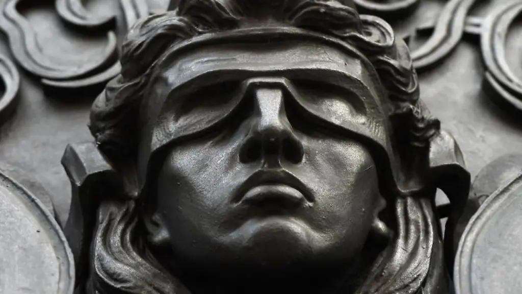 Eine-Figur-der-blinden-Justitia
