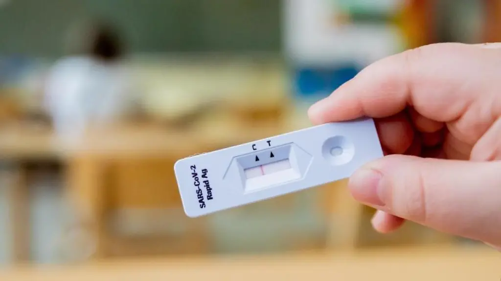 Ein-Schueler-haelt-einen-negativen-Corona-Schnelltest-in-der-Hand