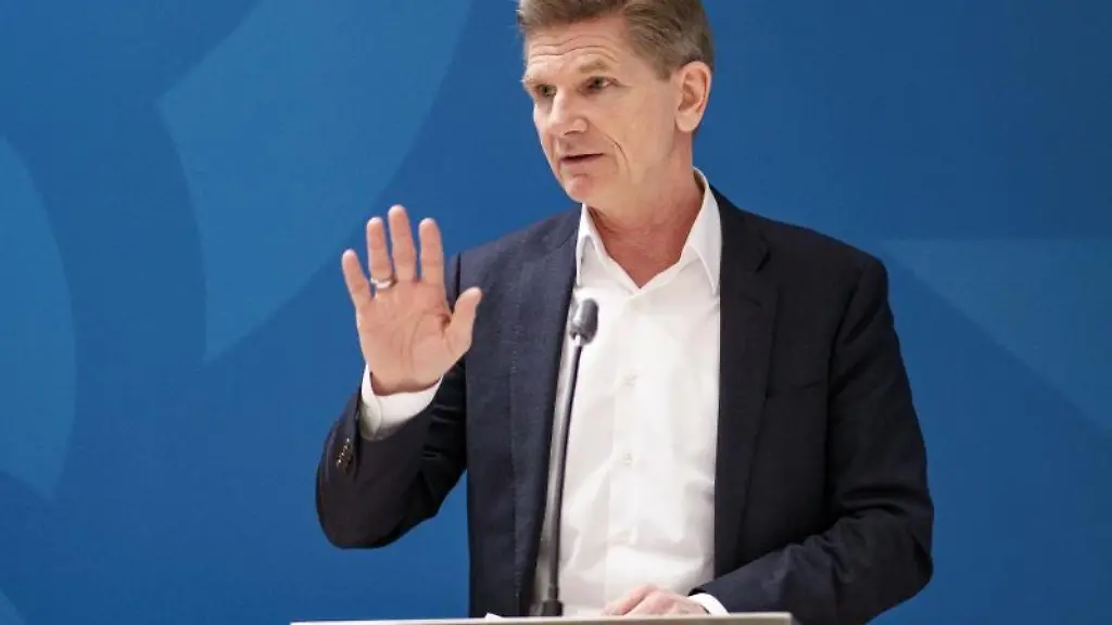 Schleswig-Holsteins-Gesundheitsminister-Heiner-Garg-spricht-in-der-Pressekonferenz-in-Kiel