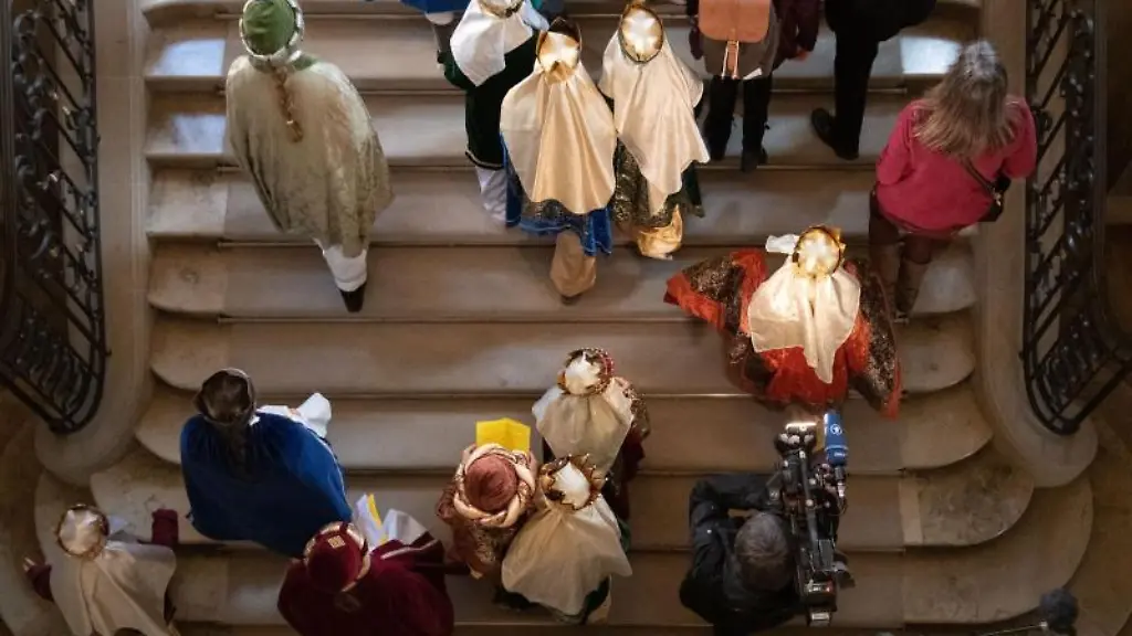 Sternsinger-und-Sternsingerinnen-gehen-zu-einem-traditionellen-Empfang-im-Neuen-Schloss