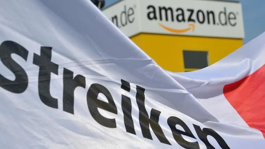 Ein-Transparent-mit-der-Aufschrift-streiken-ist-vor-dem-Logistig-Center-von-Amazon-zu-sehen