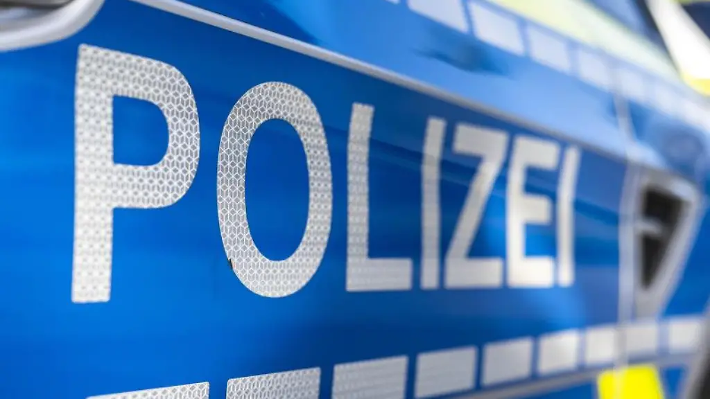 An-der-Tuer-von-einem-Streifenwagen-steht-der-Schriftzug-Polizei
