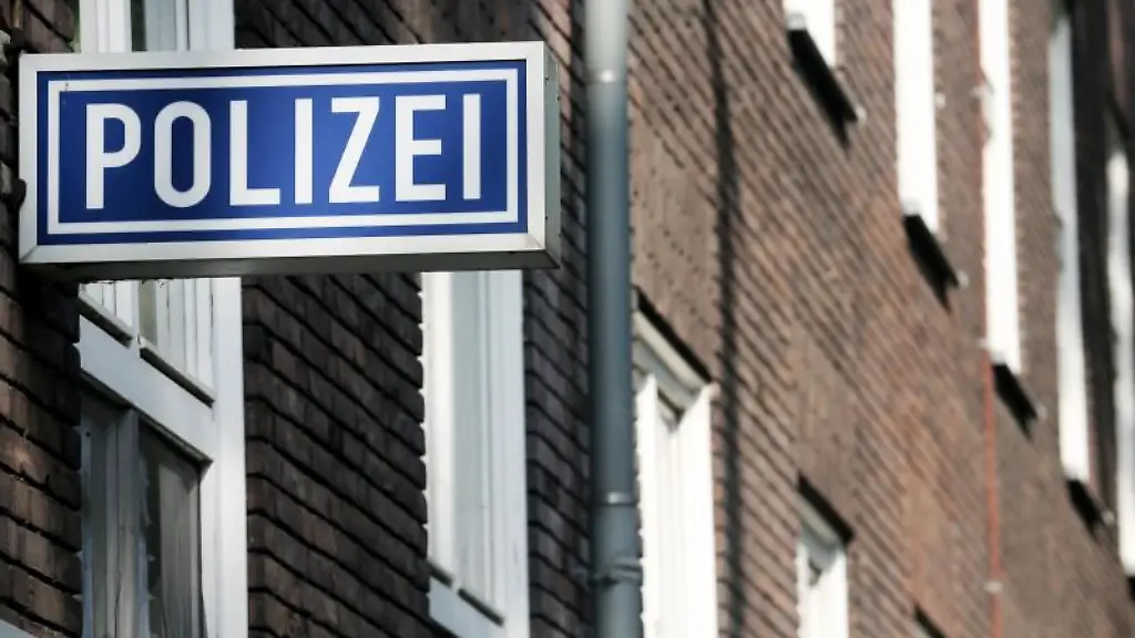 Ein-Schild-mit-der-Aufschrift-Polizei-haengt-an-einem-Polizeipraesidium