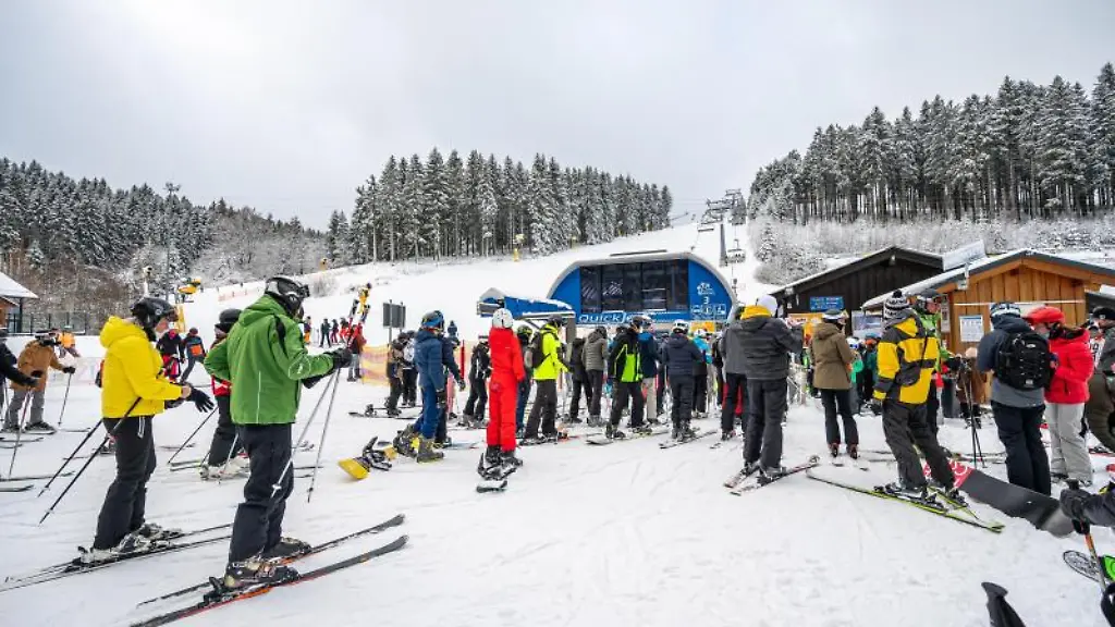 Zahlreiche-Skifahrer-stehen-am-Lift