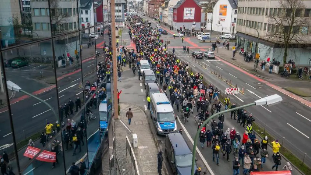 Teilnehmer-einer-Demonstration-tragen-u-a-ein-Banner-mit-der-Aufschrift-Wir-sind-die-rote-Linie
