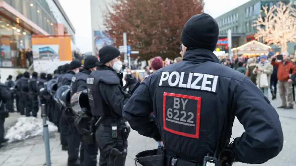 Polizisten-stehen-am-Rande-einer-Demonstration-gegen-die-Corona-Massnahmen-in-Passau-Foto-Tobias-C
