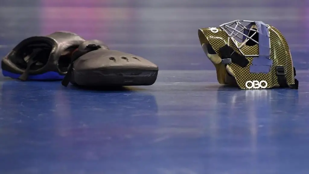 Die-Ausruestung-einer-Torhueterin-liegt-auf-dem-Spielfeld