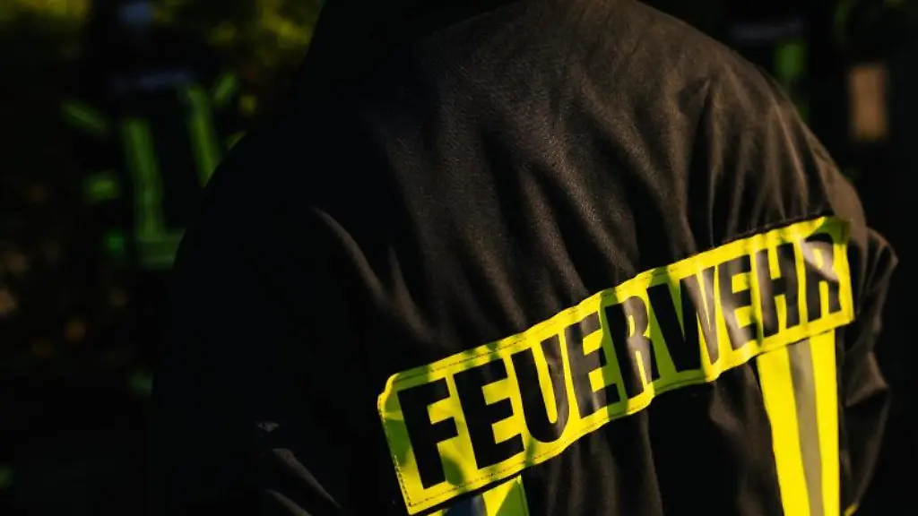 Ein-Feuerwehrmann-in-Schutzkleidung