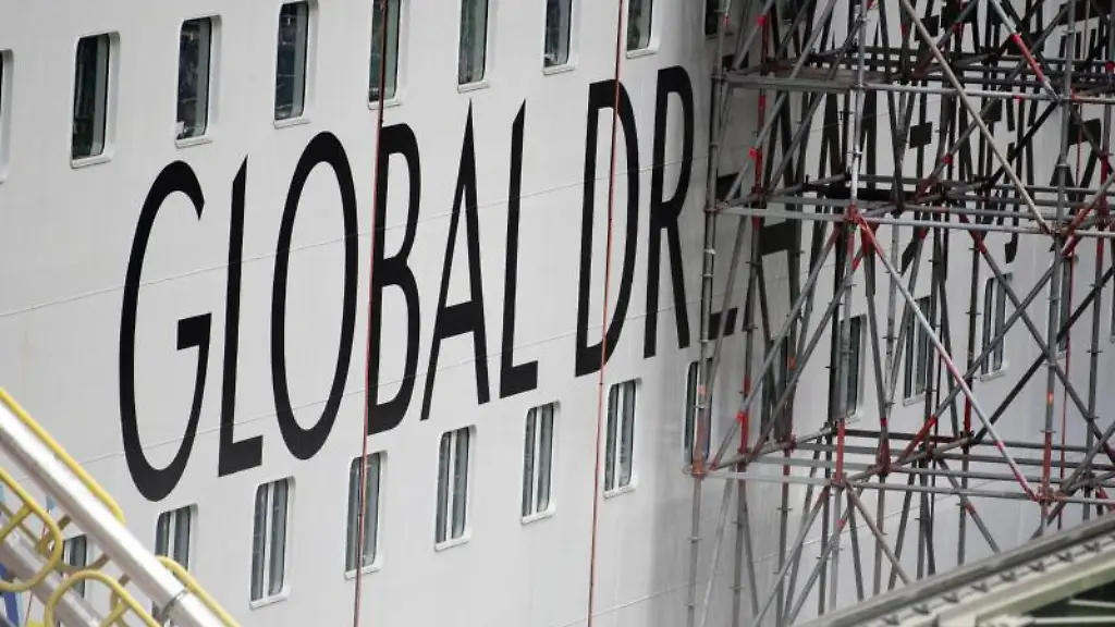 Blick-auf-das-Kreuzfahrtschiff-Global-Dream-der-MV-Werften-Wismar-GmbH
